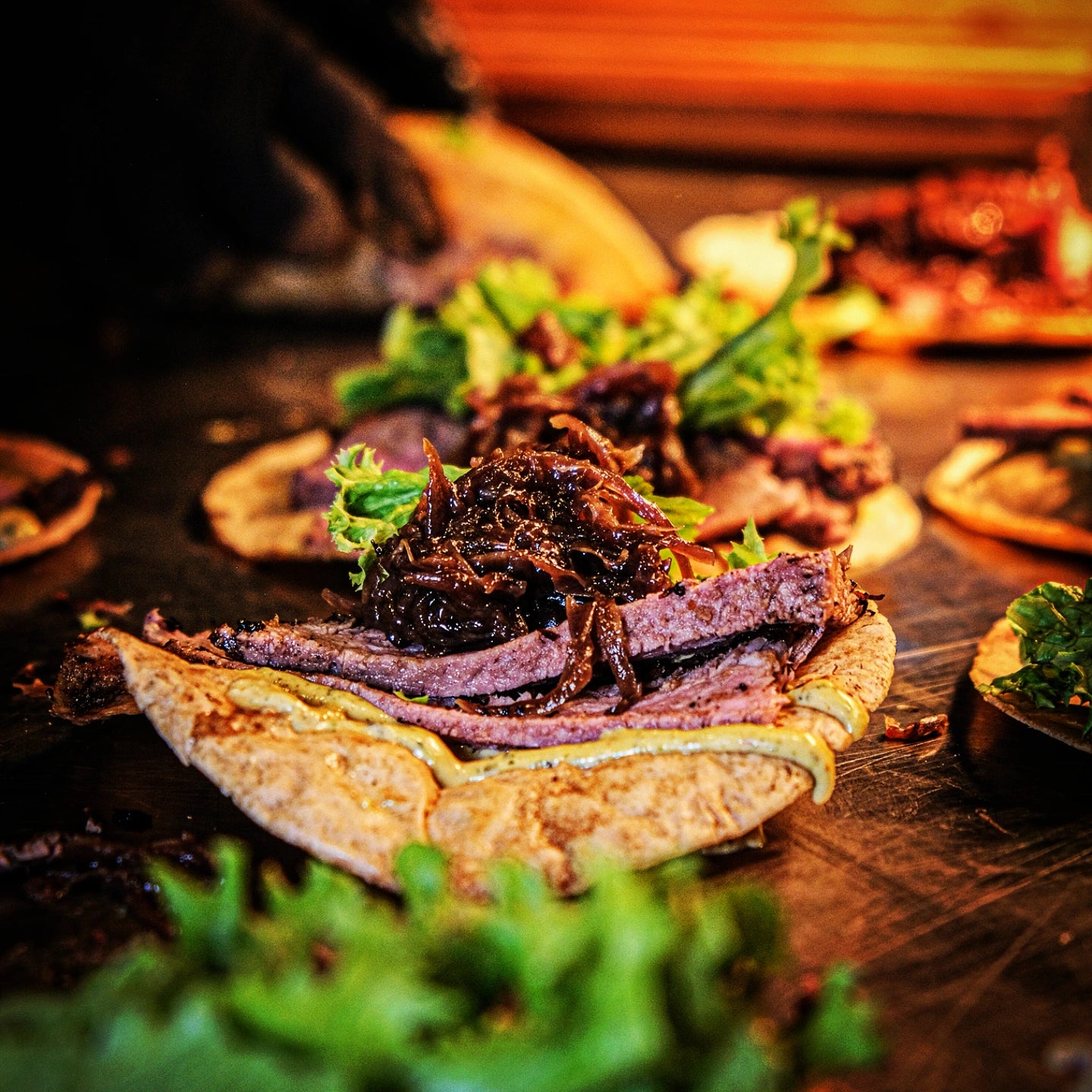 Grillen neu gedacht: Roastbeef-Tacos mit Bierschmorzwiebeln und Chimi-Curry-Mayo